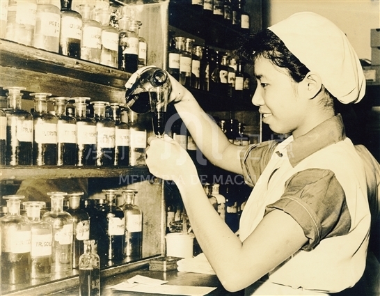 鏡湖護校學生在藥房實習（1961年）